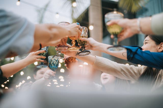 <p>La gente celebra brindando con vasos de alcohol. En un informe reciente, el director general de Salud Pública de EE. UU. sugiere incluir etiquetas actualizadas que adviertan sobre los riesgos de cáncer asociados al consumo de alcohol </p>