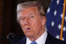 Trump aparece con la primera ministra italiana, Giorgia Meloni, en su club de Florida