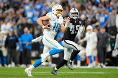 Justin Herbert y los Chargers aseguran el quinto puesto de la AFC con victoria 34-20 sobre Raiders