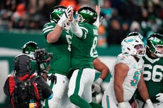 Rodgers lanza 4 pases de touchdown, récord de la temporada y Jets vencen 32-20 a Dolphins