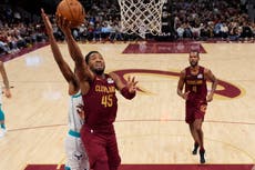 Los Cavaliers, líderes de la NBA, vencen 115-105 a los Hornets con su décima victoria consecutiva