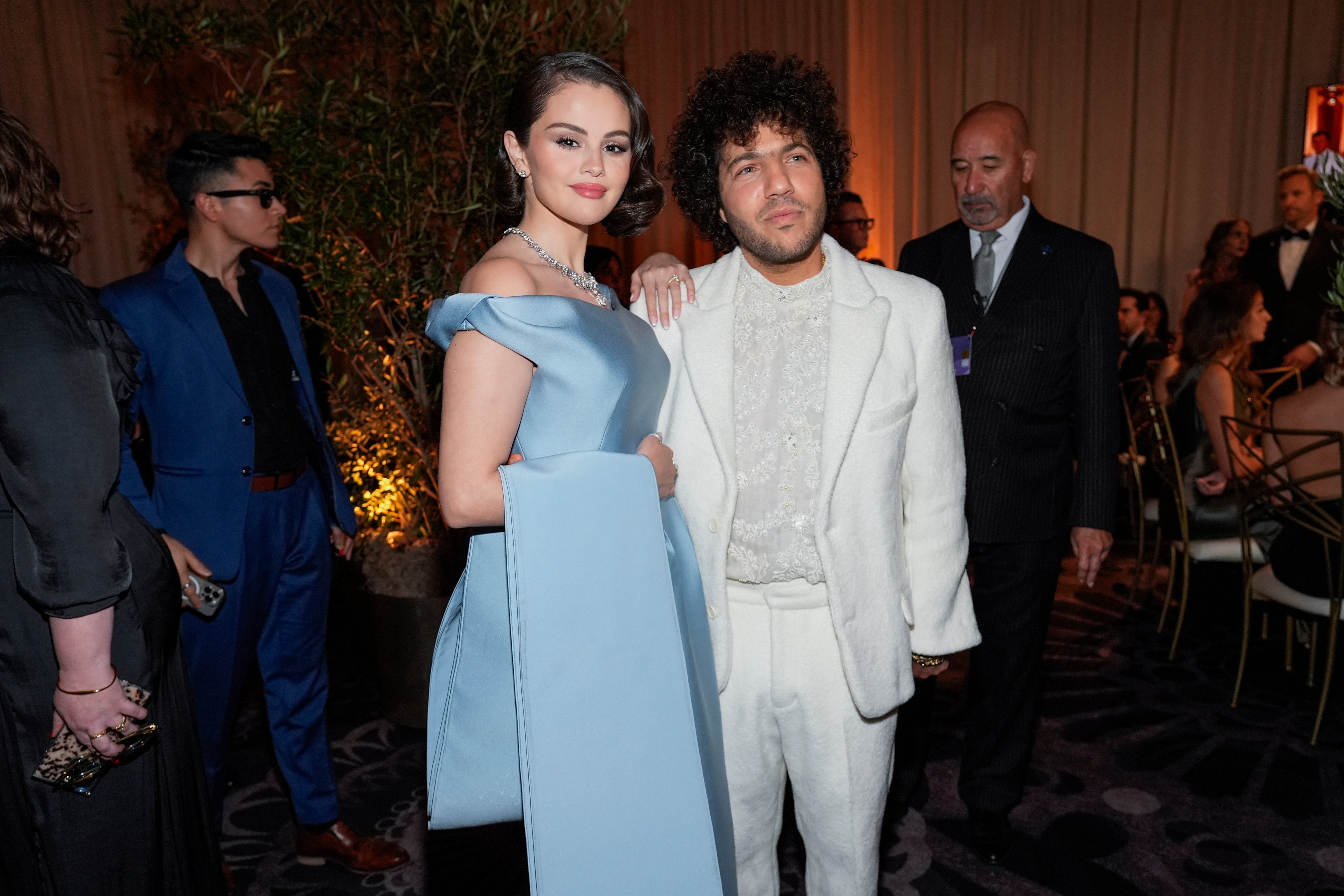 Selena Gomez con Benny Blanco. Gomez ha sido elogiada por su reacción a la victoria de su compañera de reparto Zoë Saldaña