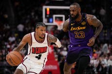Robo de VanVleet asegura victoria de Rockets 119-115 sobre Lakers