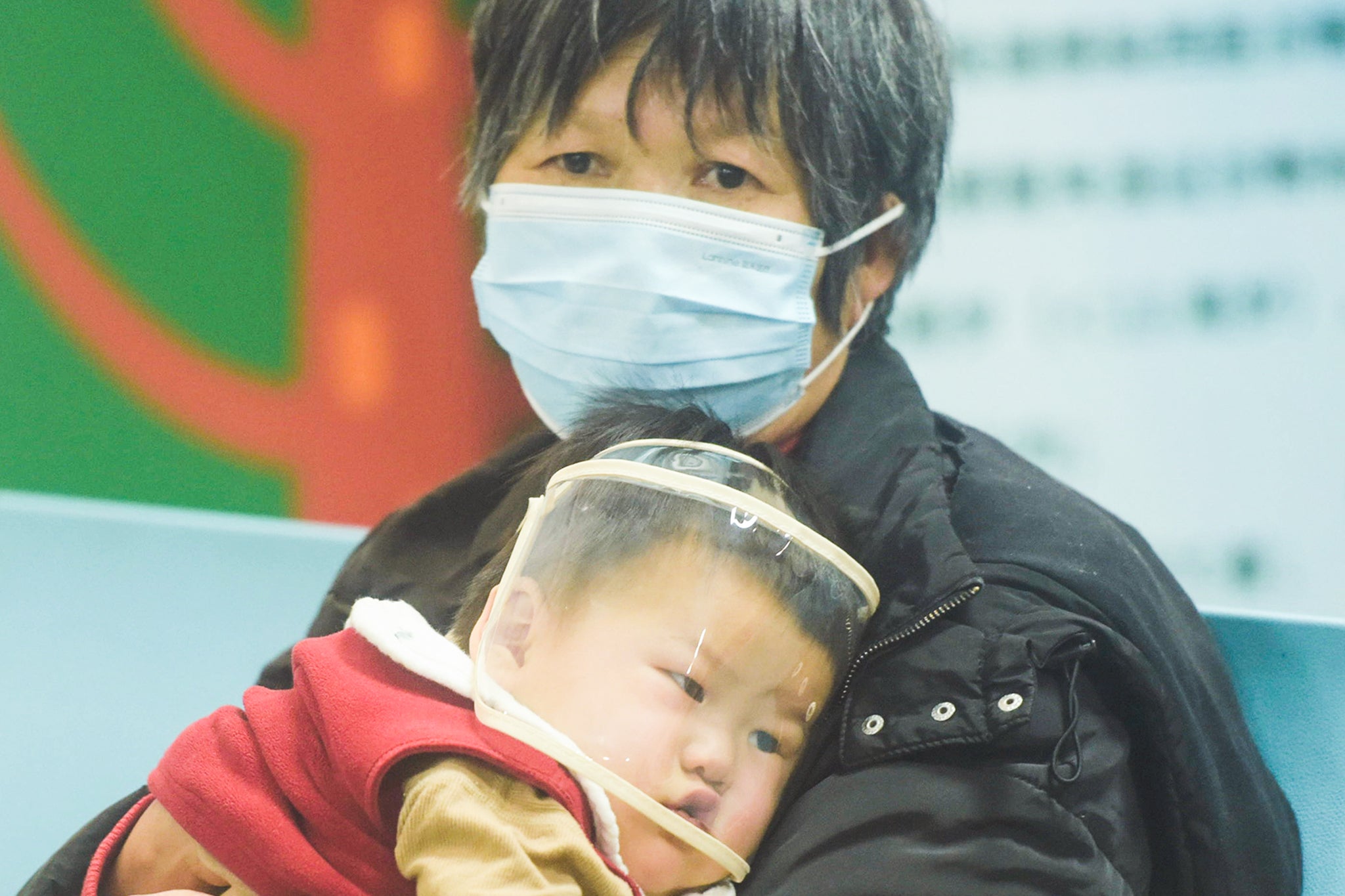 Un niño, junto a sus padres, en un hospital de Hangzhou, China