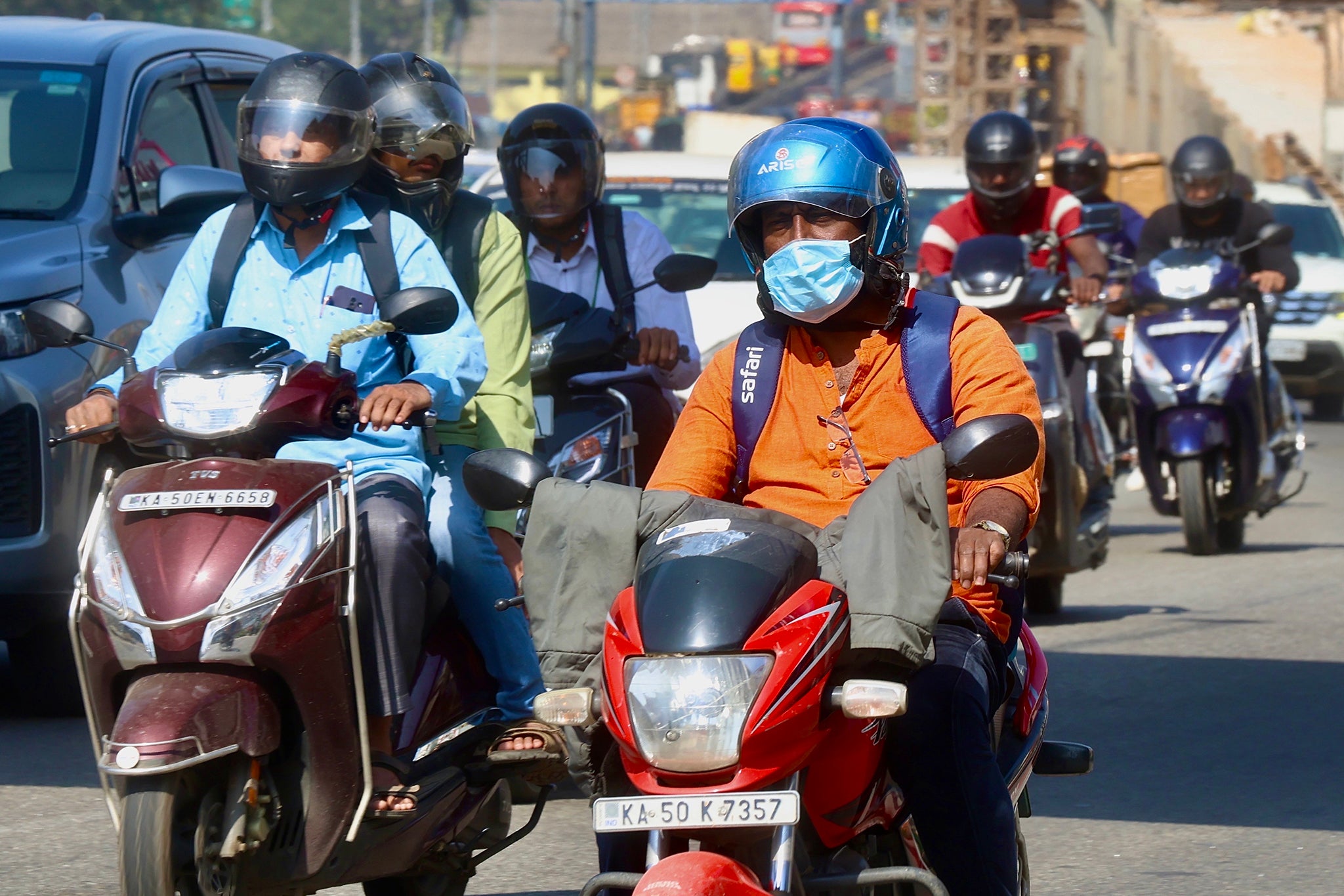 Un motorista en Bangalore (India), una de las ciudades donde se han detectado casos de HMPV