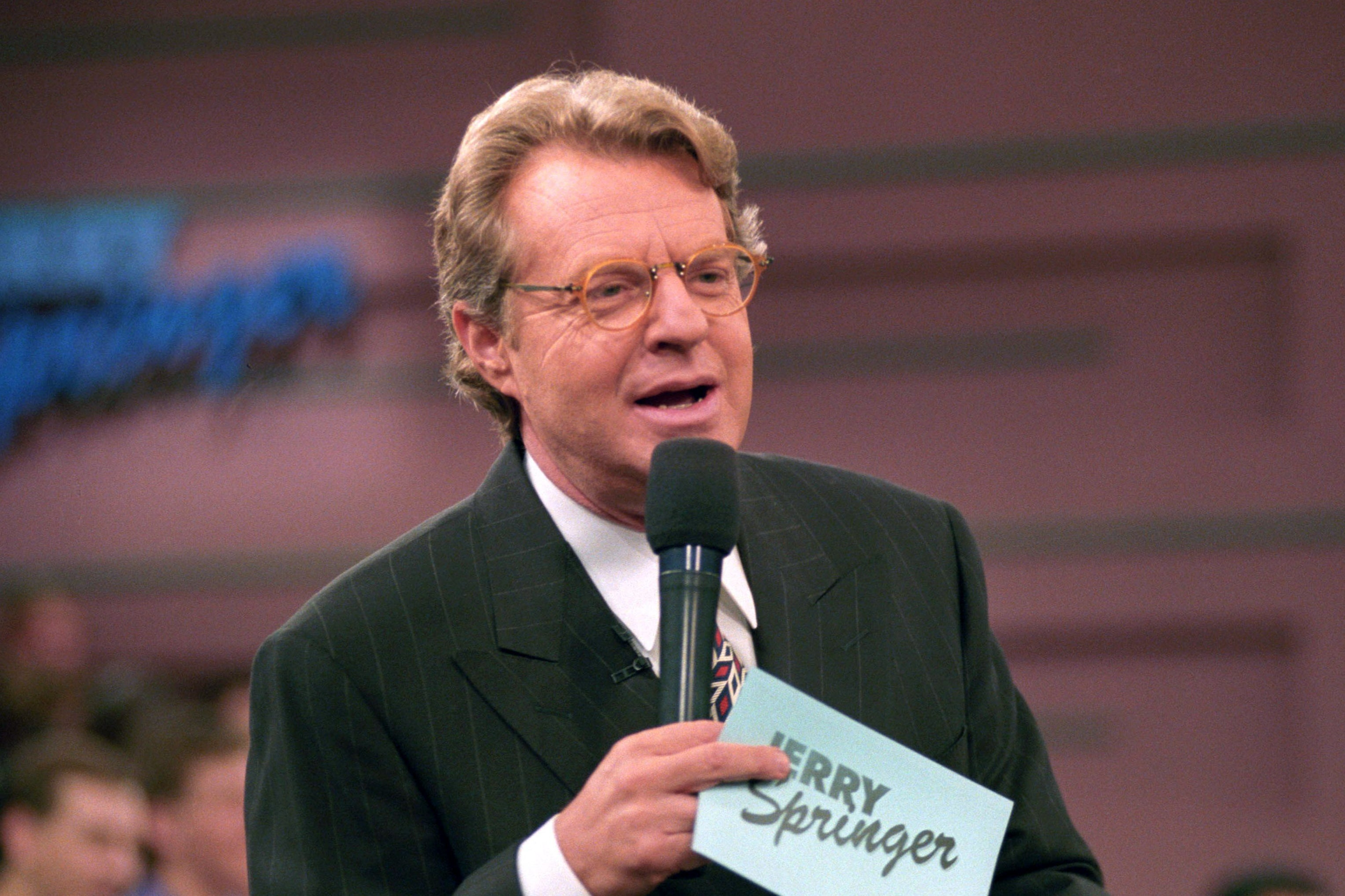 Un imán de controversias: Jerry Springer al frente de su icónico programa de televisión homónimo