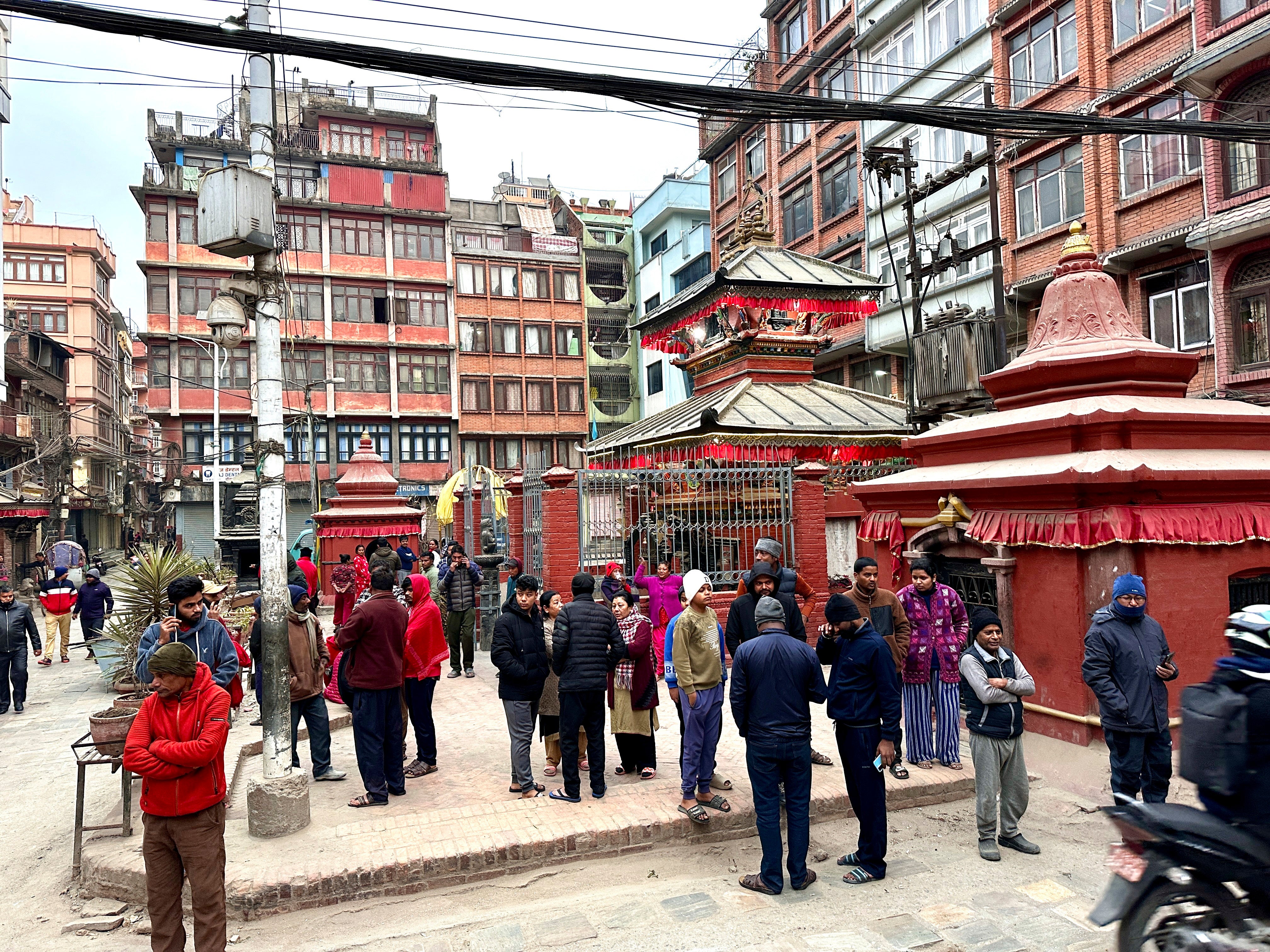 Nepalíes salieron corriendo de sus casas después de sufrir un terremoto en Katmandú