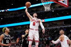 Coby White brilla y los Bulls remontan para vencer 114-110 a los Spurs