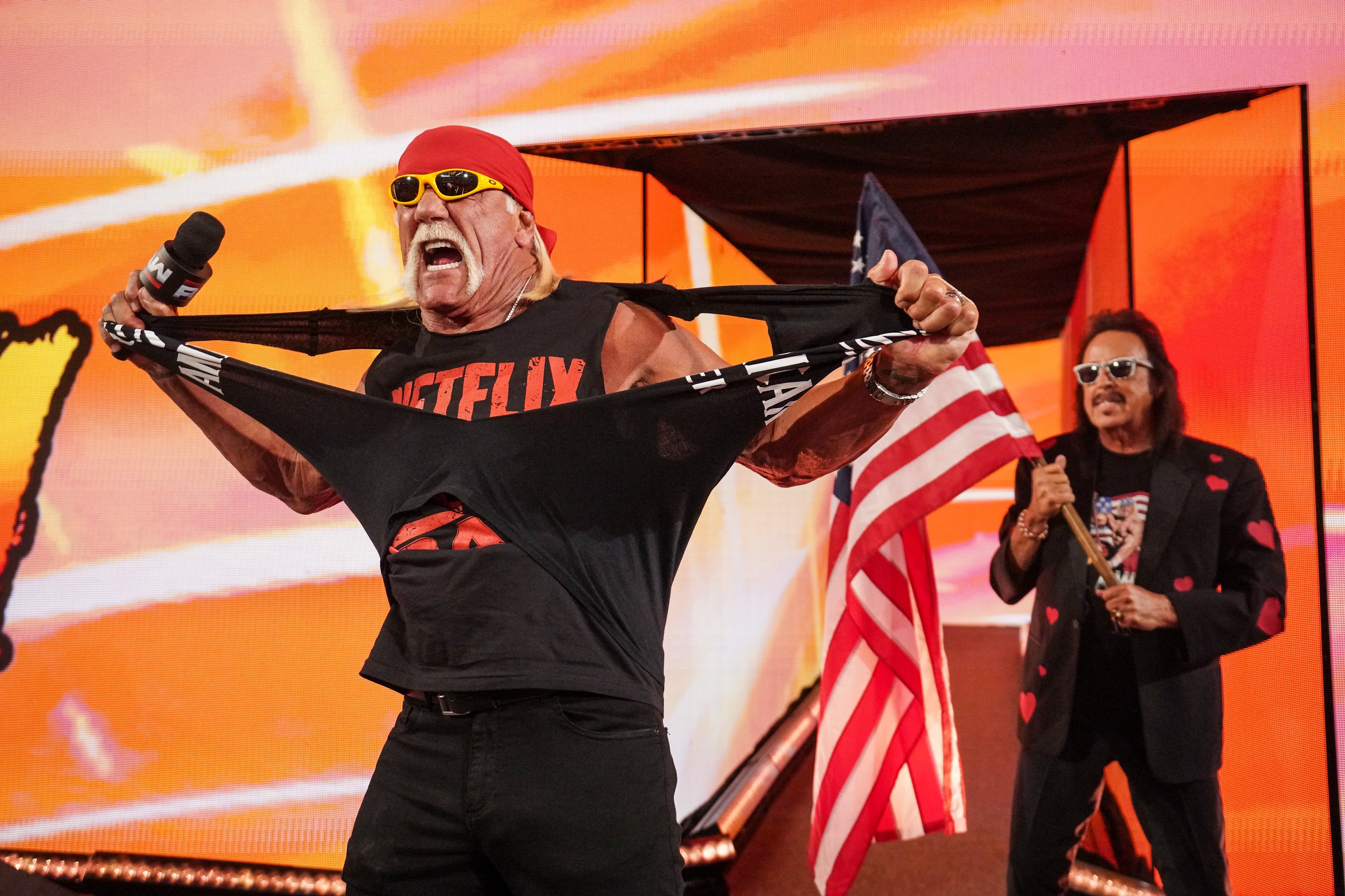 Hulk Hogan se dirige al público durante 'Monday Night Raw' en el Intuit Dome de Inglewood, California, el 6 de enero de 2025