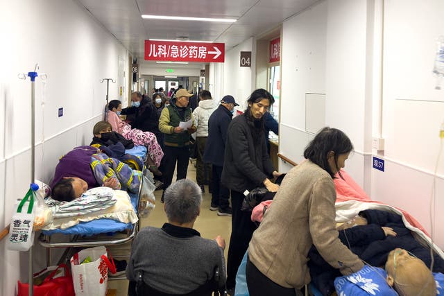 <p>Pacientes aguardan atención de urgencia en un hospital abarrotado de Shanghái, China </p>