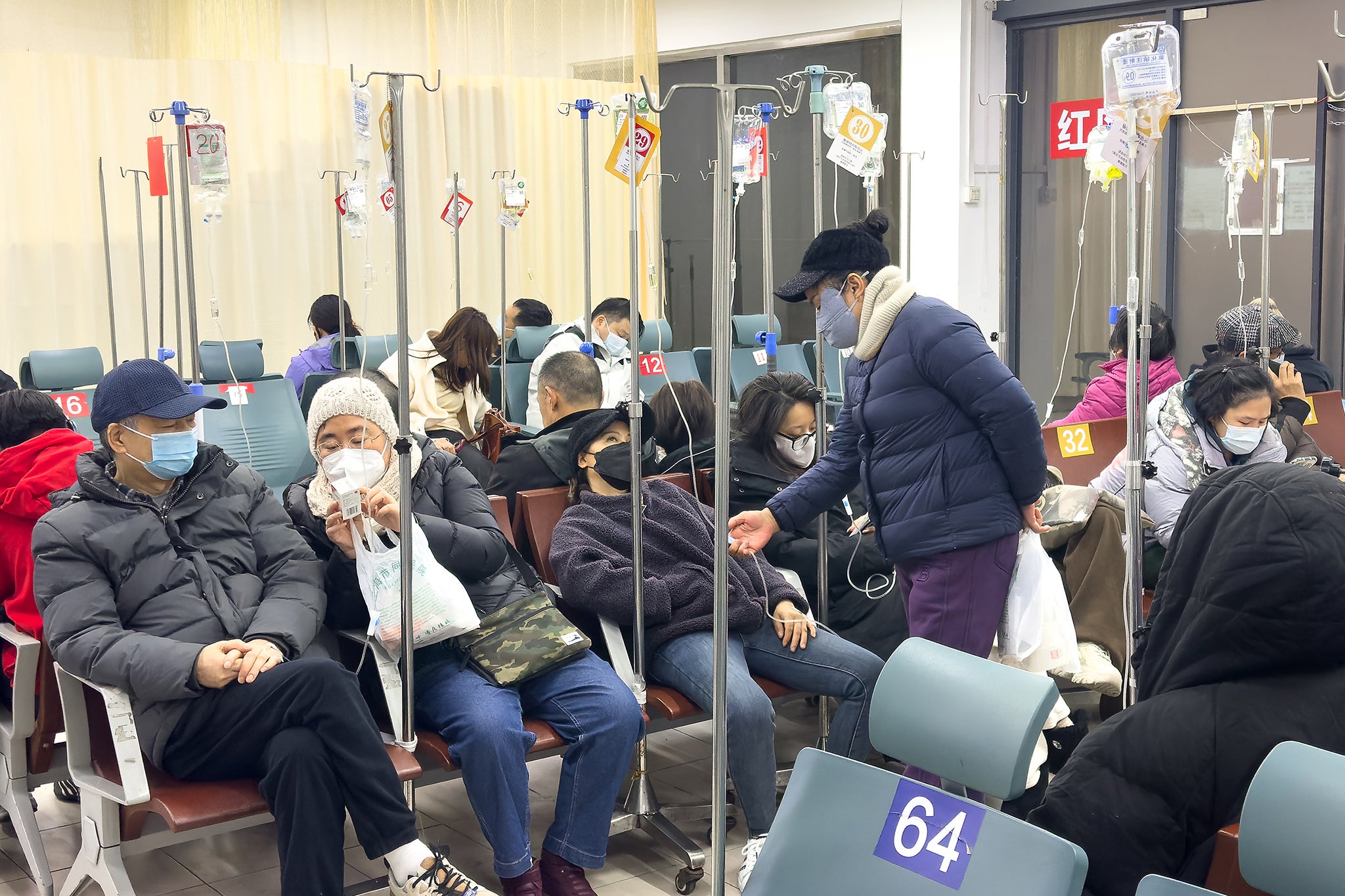 Pacientes reciben terapia de infusión en un hospital de Shanghái durante un aumento de casos de enfermedades respiratorias