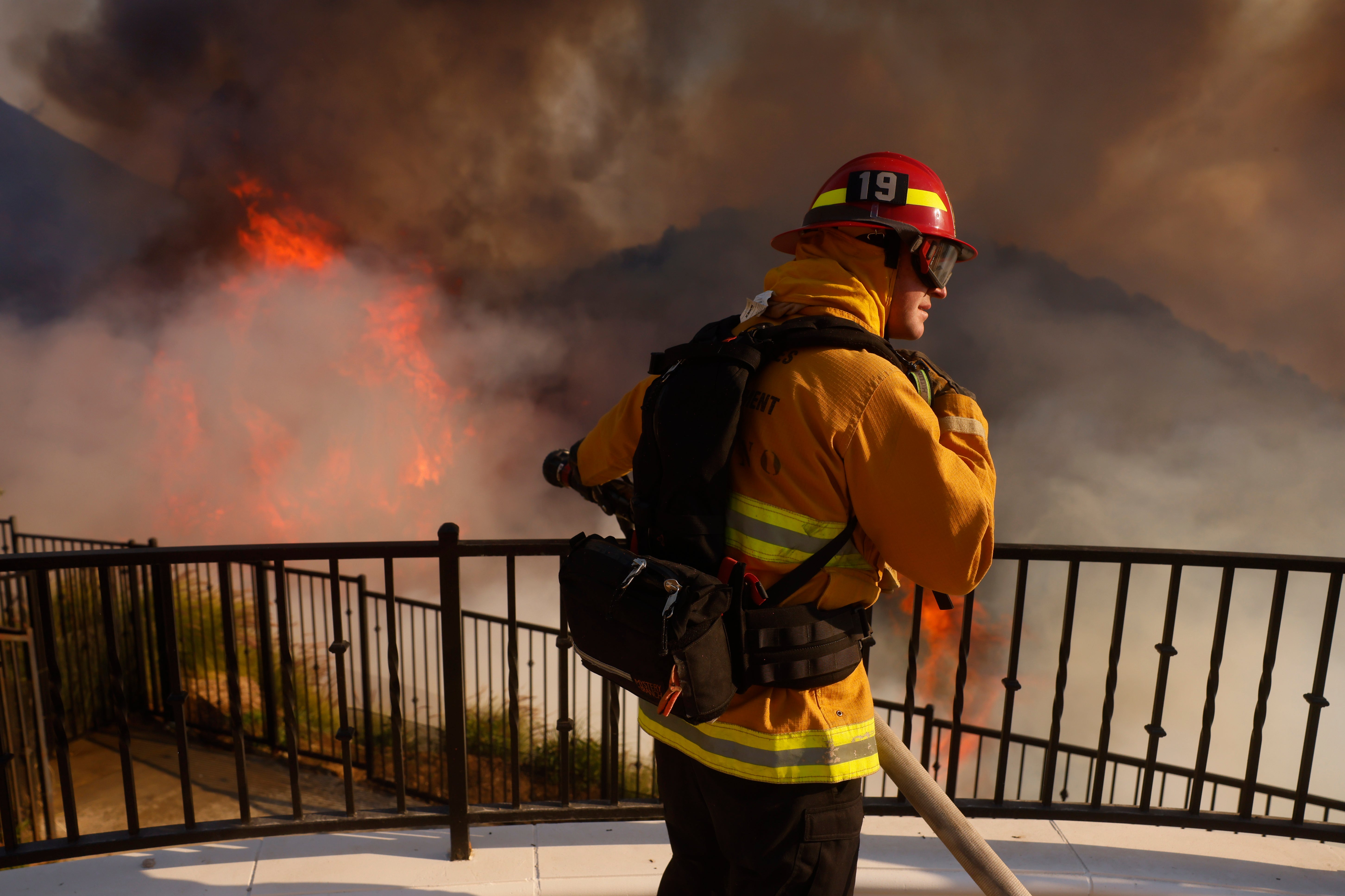 Un bombero luchando con las llamas cerca de Los Ángeles