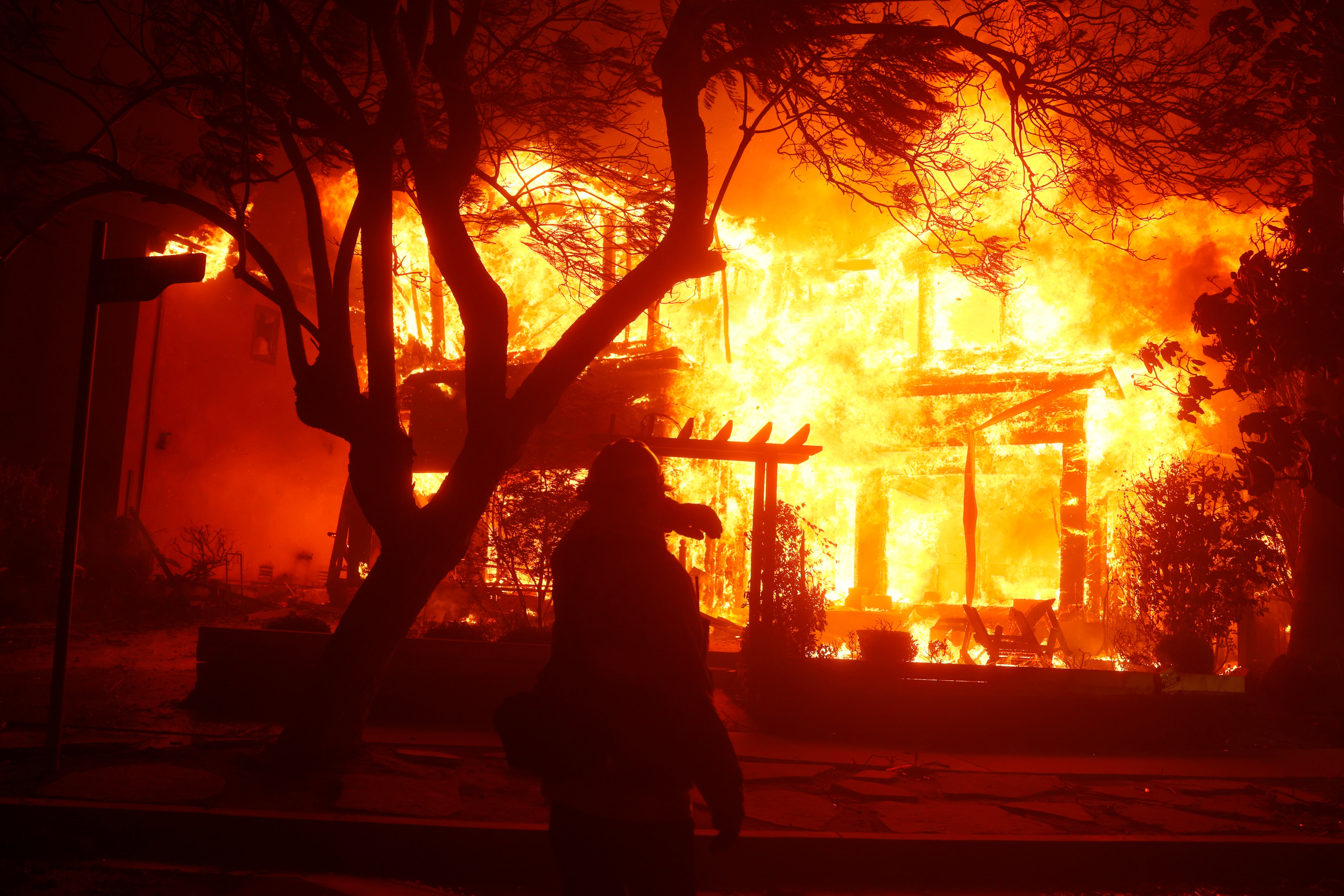 Imágenes apocalípticas del incendio forestal que arrasa una casa en Pacific Palisades