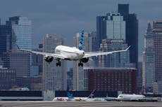 Pasajero abre puerta de avión justo antes de despegar