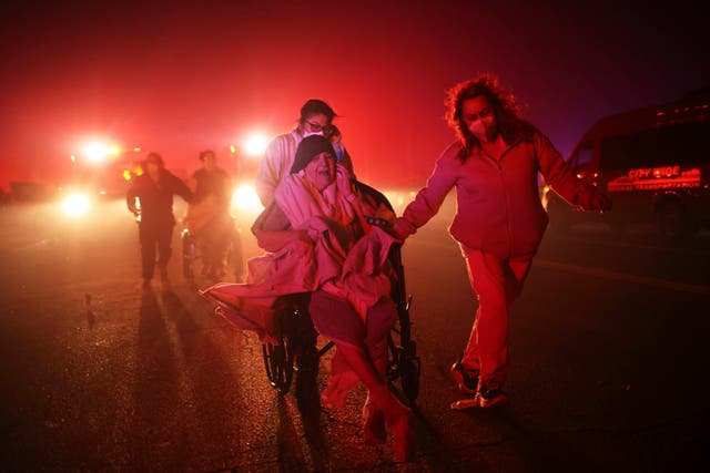 <p>Los residentes de un centro de ancianos son evacuados cuando el incendio Eaton se acerca el martes 7 de enero de 2025, en Altadena, California </p>