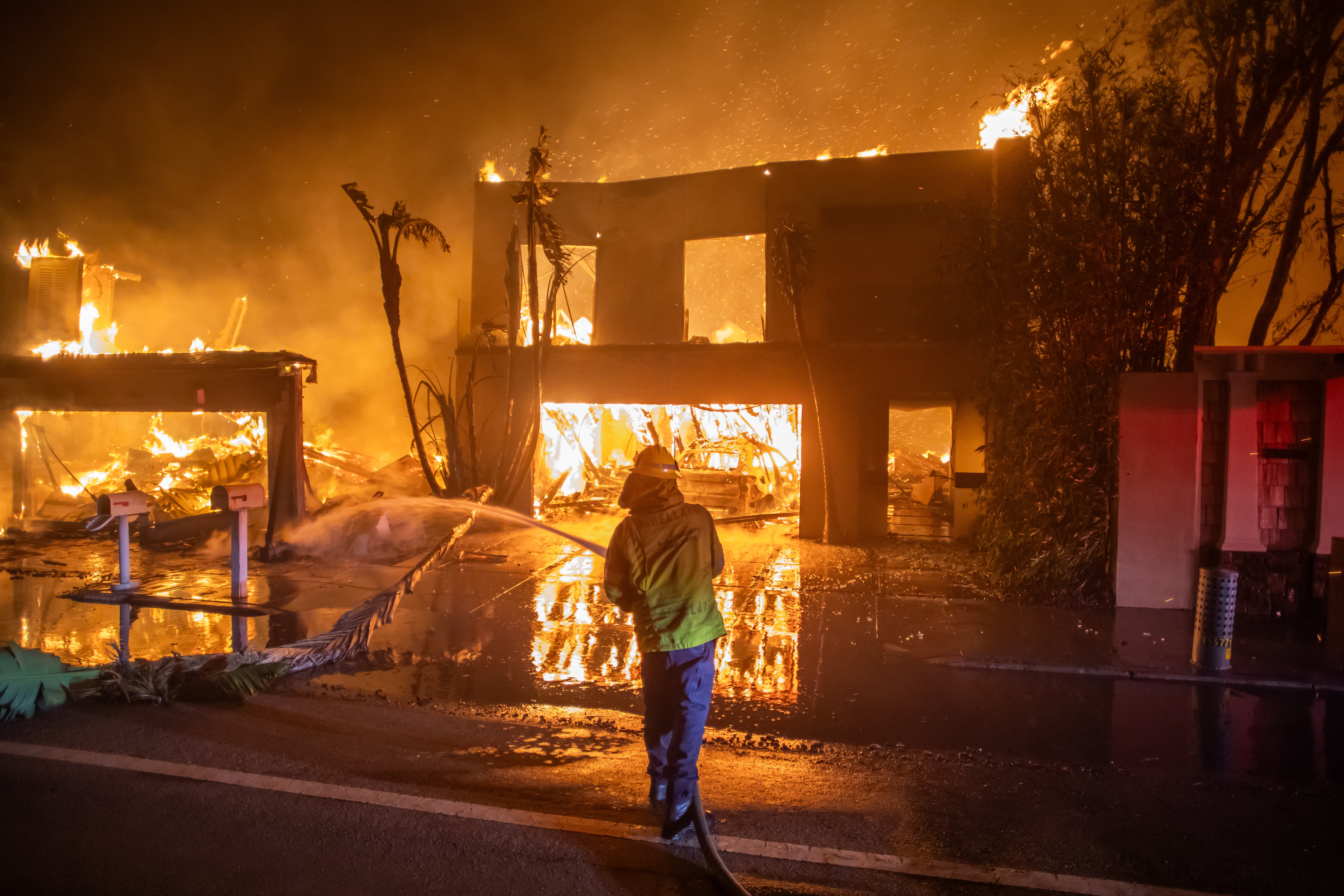 Un bombero enfrenta las llamas del incendio de Palisades este miércoles en Los Ángeles, California