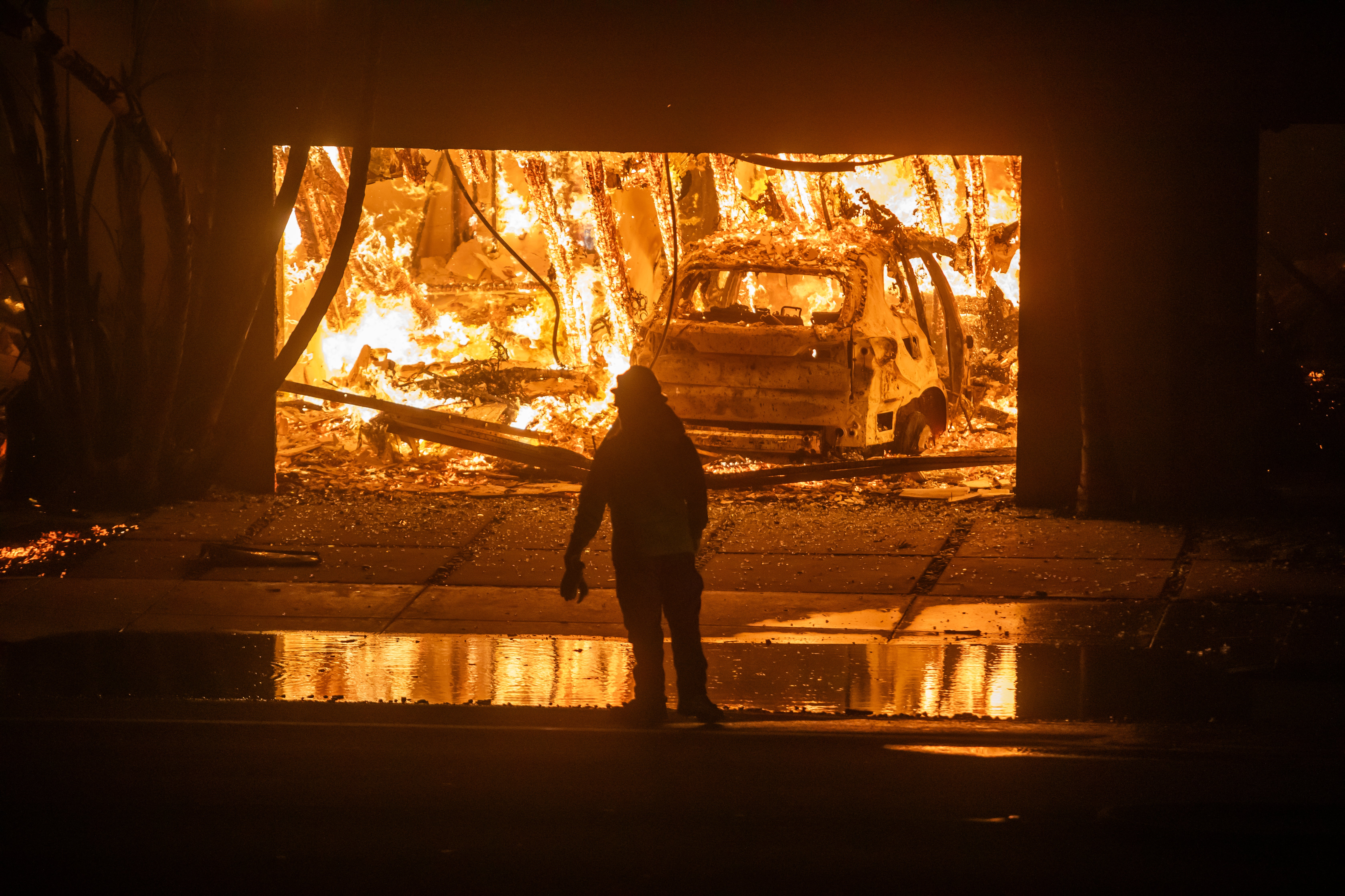 Al menos 10 personas han perdido la vida en el incendio que ya lleva cuatro días activo