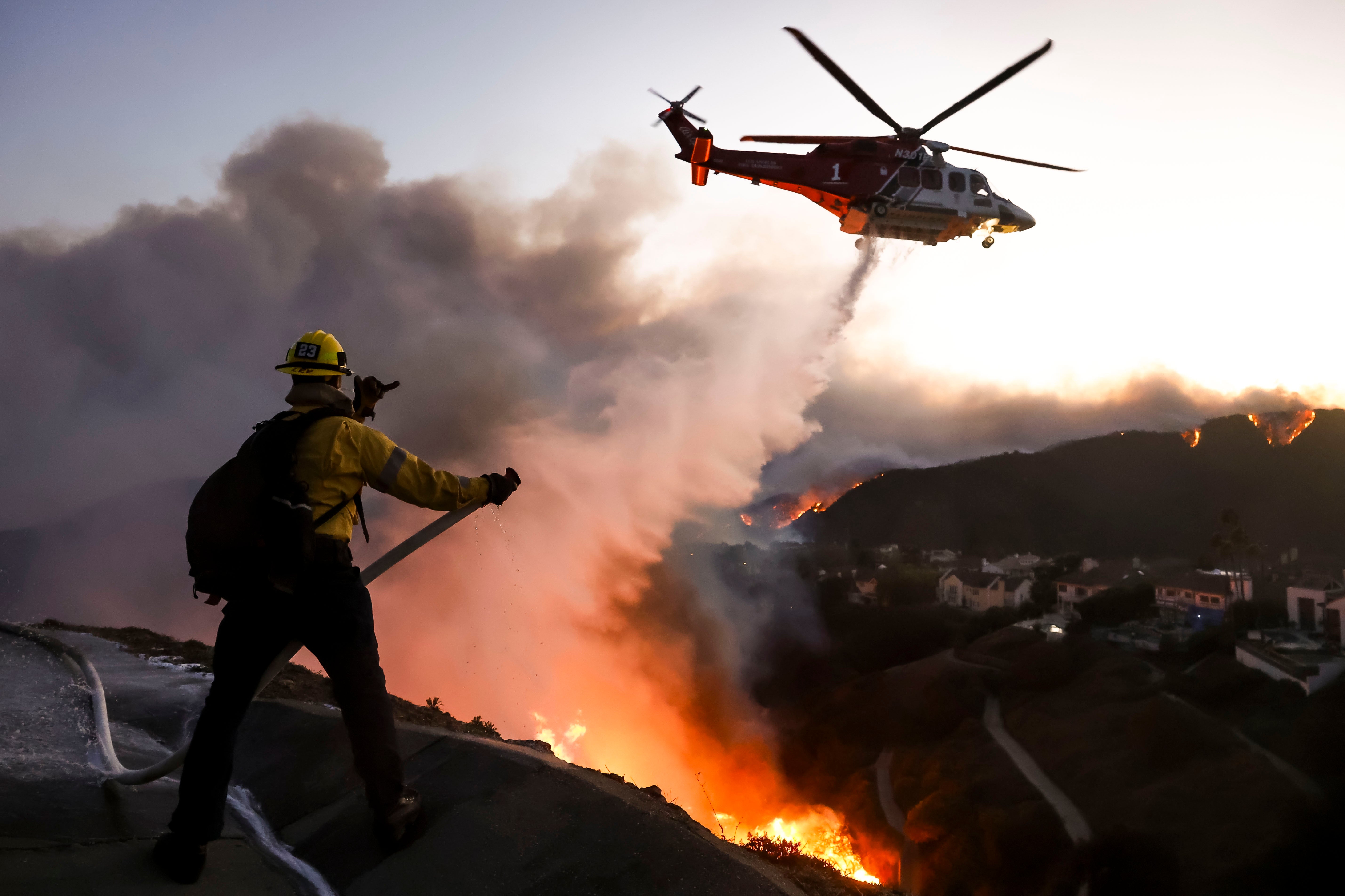 “No hay nada que los bomberos puedan hacer físicamente para detener este incendio”, afirmó Glenn Corbett, profesor de ciencias del fuego en el John Jay College of Criminal Justice, en Nueva York