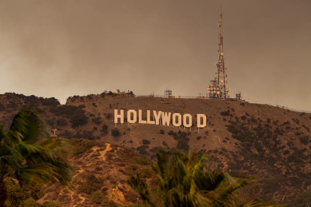 <p>El icónico cartel de Hollywood envuelto en humo el 9 de enero  </p>