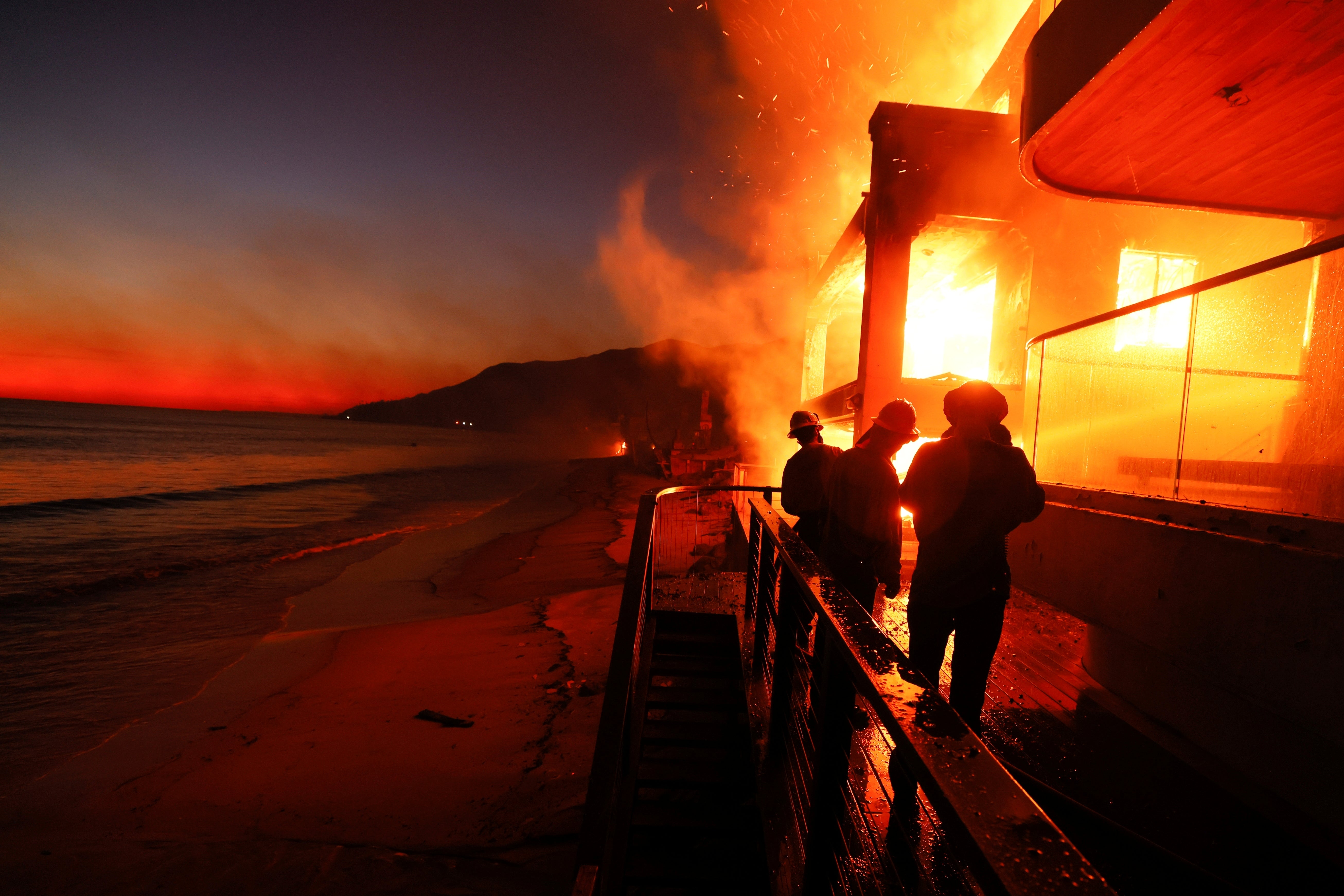 Hasta el momento se ha confirmado la muerte de 10 personas en los incendios, y se espera que el número de víctimas aumente