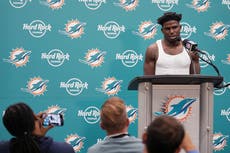 Agente de Tyreek Hill confirma su compromiso con los Dolphins; jugó en 2024 con una fractura