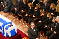 Griegos rinden homenaje al ex primer ministro Costas Simitis en su funeral de Estado