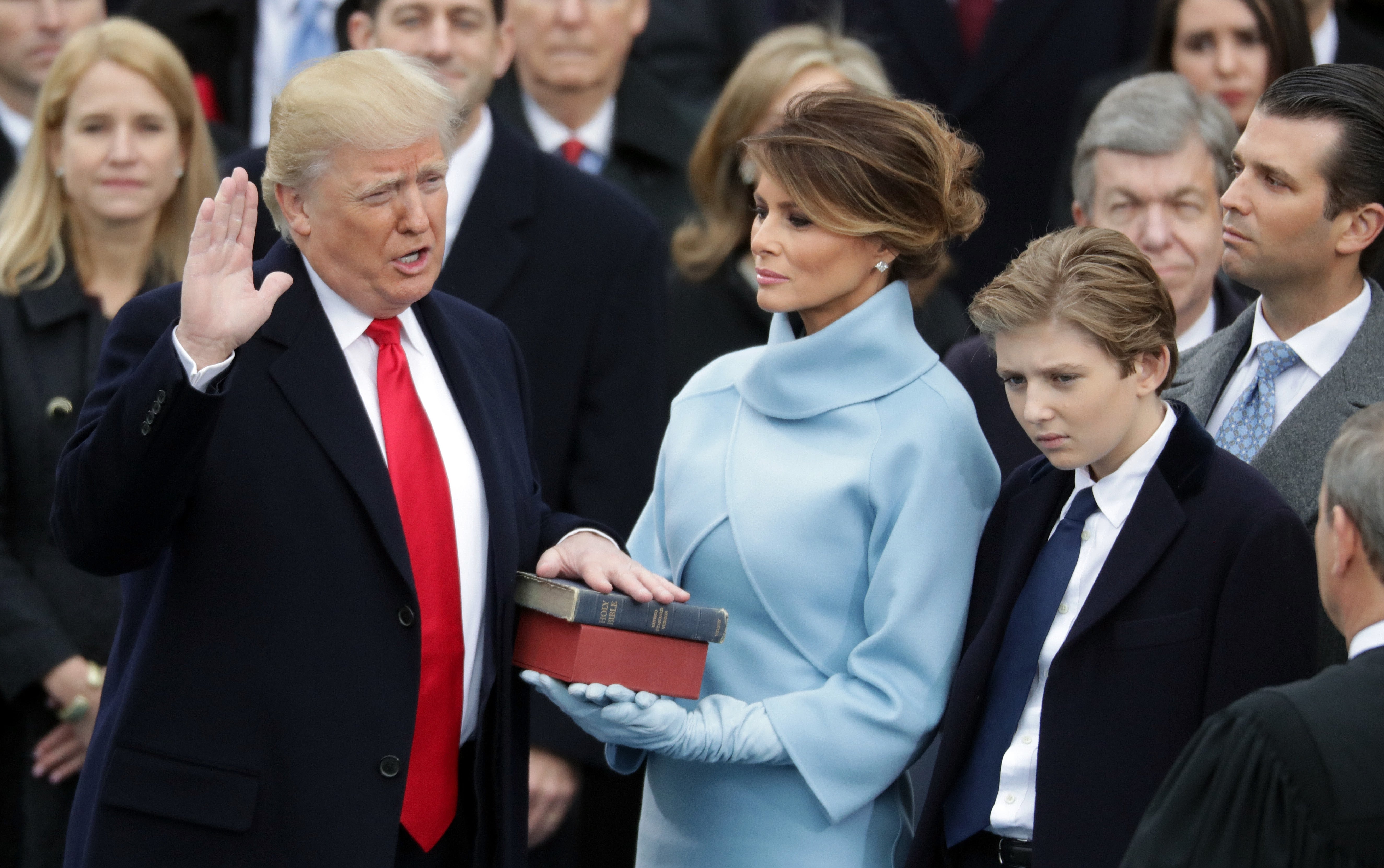 Trump, en la imagen jurando su cargo en 2017 mientras su esposa Melania y su hijo Barron observan