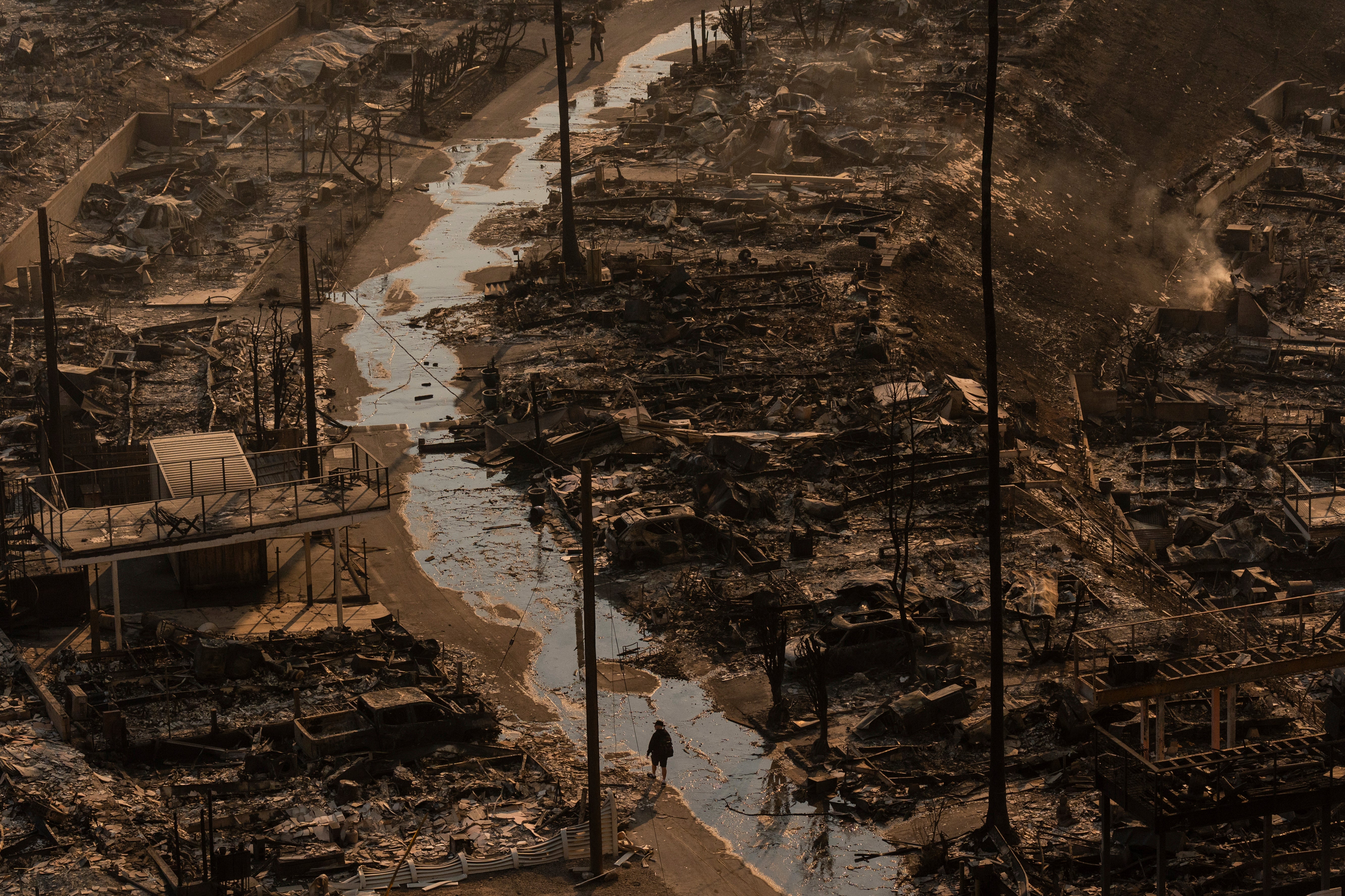 Los daños causados por el incendio en el barrio Pacific Palisades de Los Ángeles el jueves