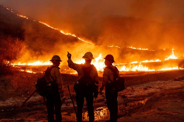 <p>Los bomberos intentan extinguir las llamas del incendio Kenneth en la zona de West Hills de Los Ángeles</p>