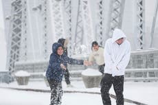 Fuerte tormenta invernal provoca retrasos de vuelos y cierre de escuelas en el sur de EEUU