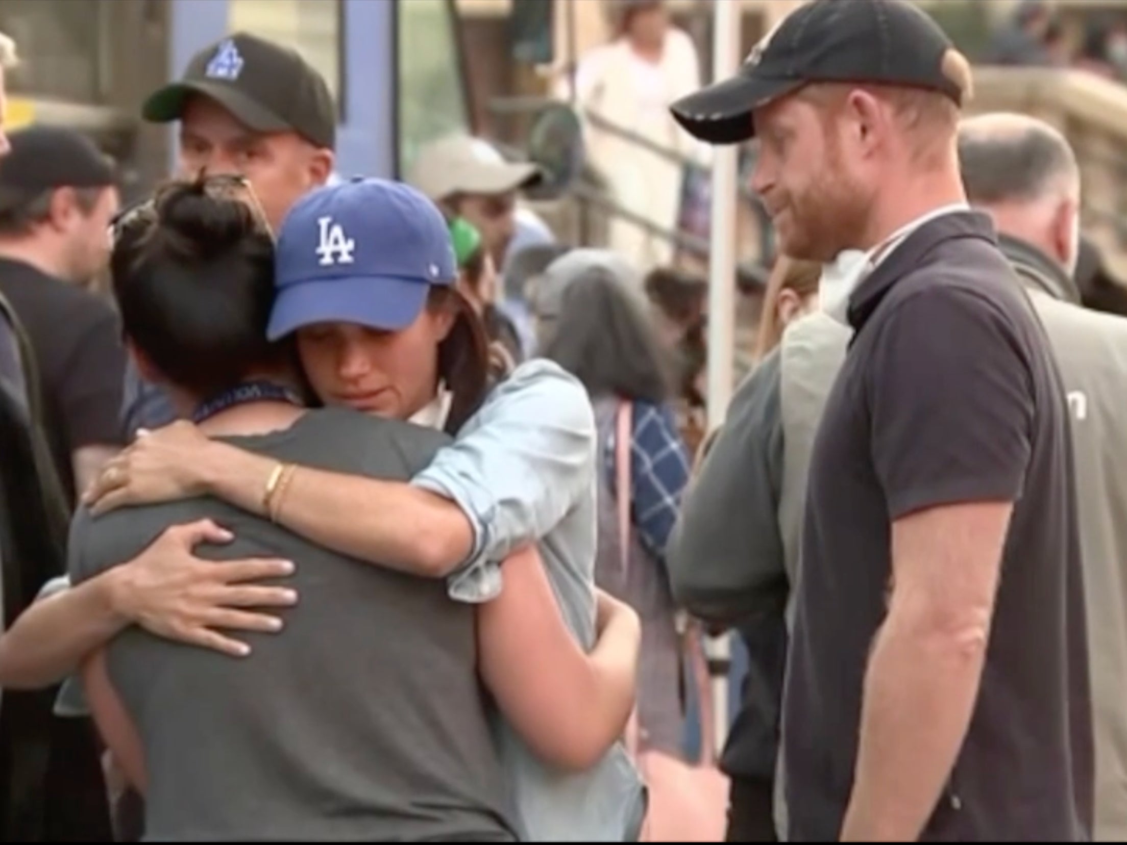 Meghan fotografiada abrazando a una víctima de los incendios de Los Ángeles