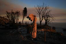 AP Fotos: Escombros, llamas y residentes devastados por los incendios que arrasan Los Ángeles
