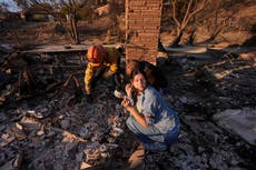 Suben los muertos por fuego en Los Ángeles mientras equipos tratan de salvar casas y otros edificios