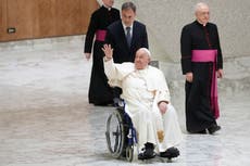 El papa Francisco bautiza a 21 bebés en la ceremonia anual de la Capilla Sixtina