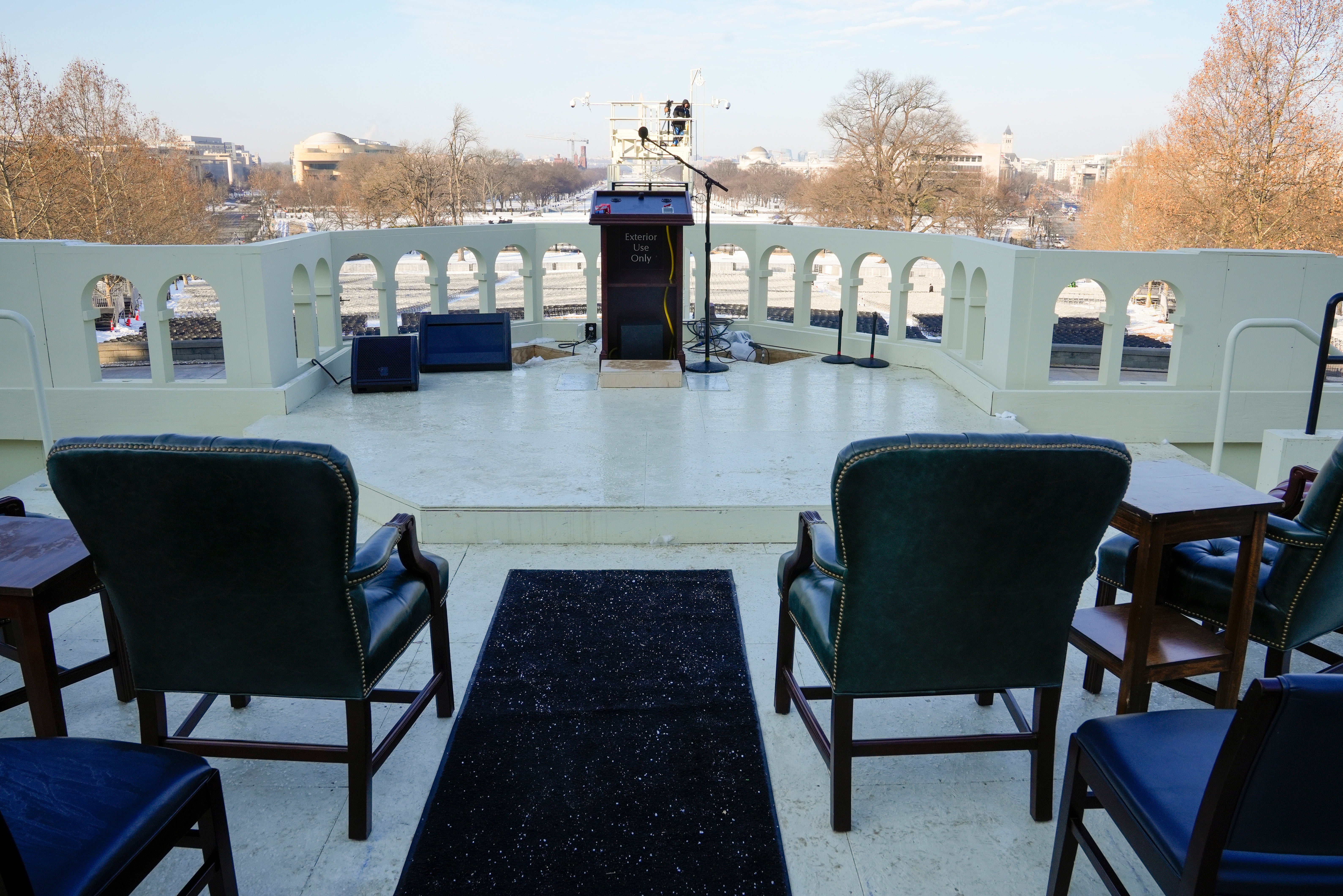 El podio del escenario inaugural se encuentra preparado en el frente oeste del Capitolio de los Estados Unidos, capturado durante un ensayo previo a la toma de posesión del presidente electo Donald Trump, el domingo 12 de enero de 2025, en Washington, D.C.