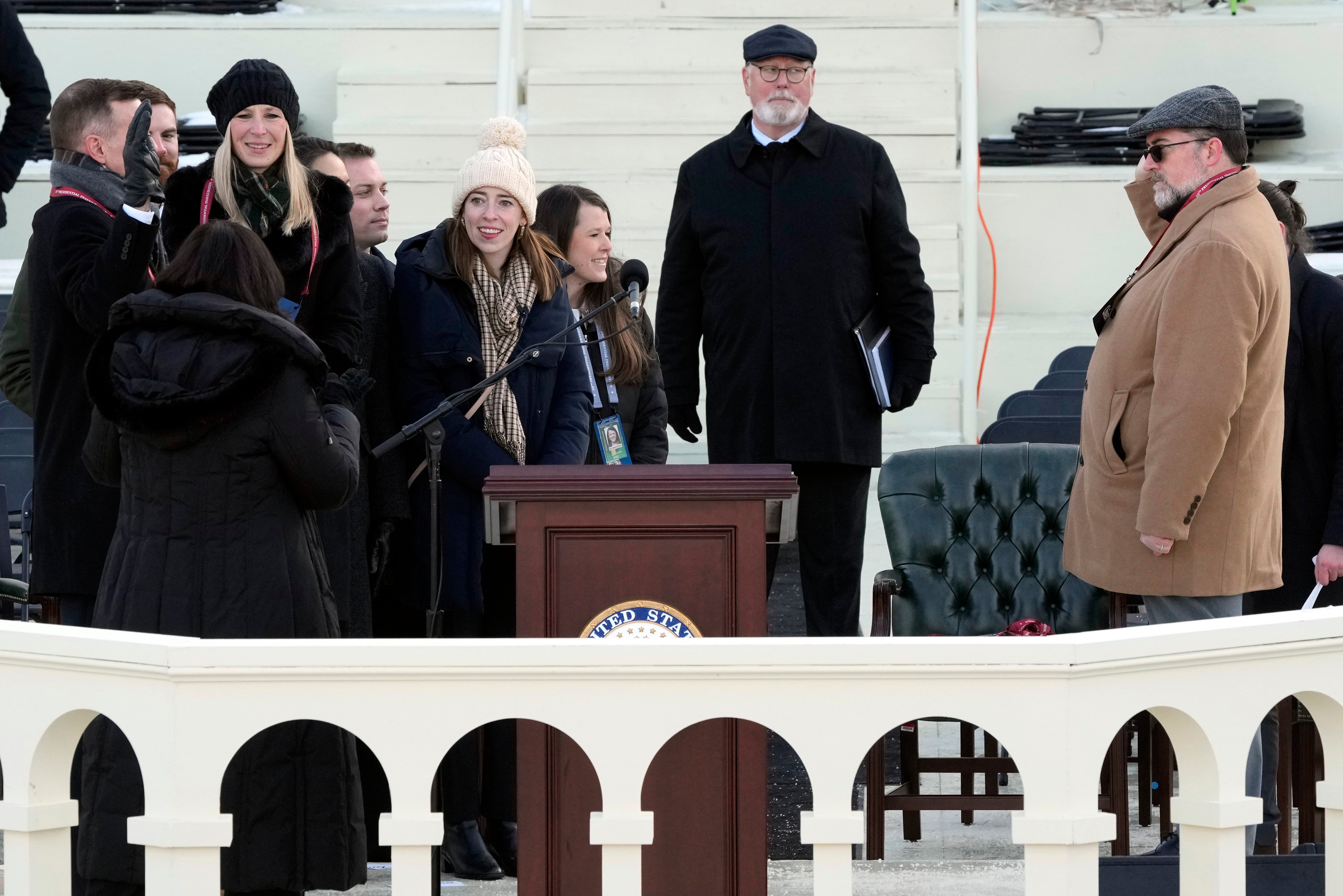 Suplentes realizan un ensayo del juramento presidencial en la fachada oeste del Capitolio de los Estados Unidos, en preparación para la próxima toma de posesión del presidente electo Donald Trump, el domingo 12 de enero de 2025, en Washington, D.C.