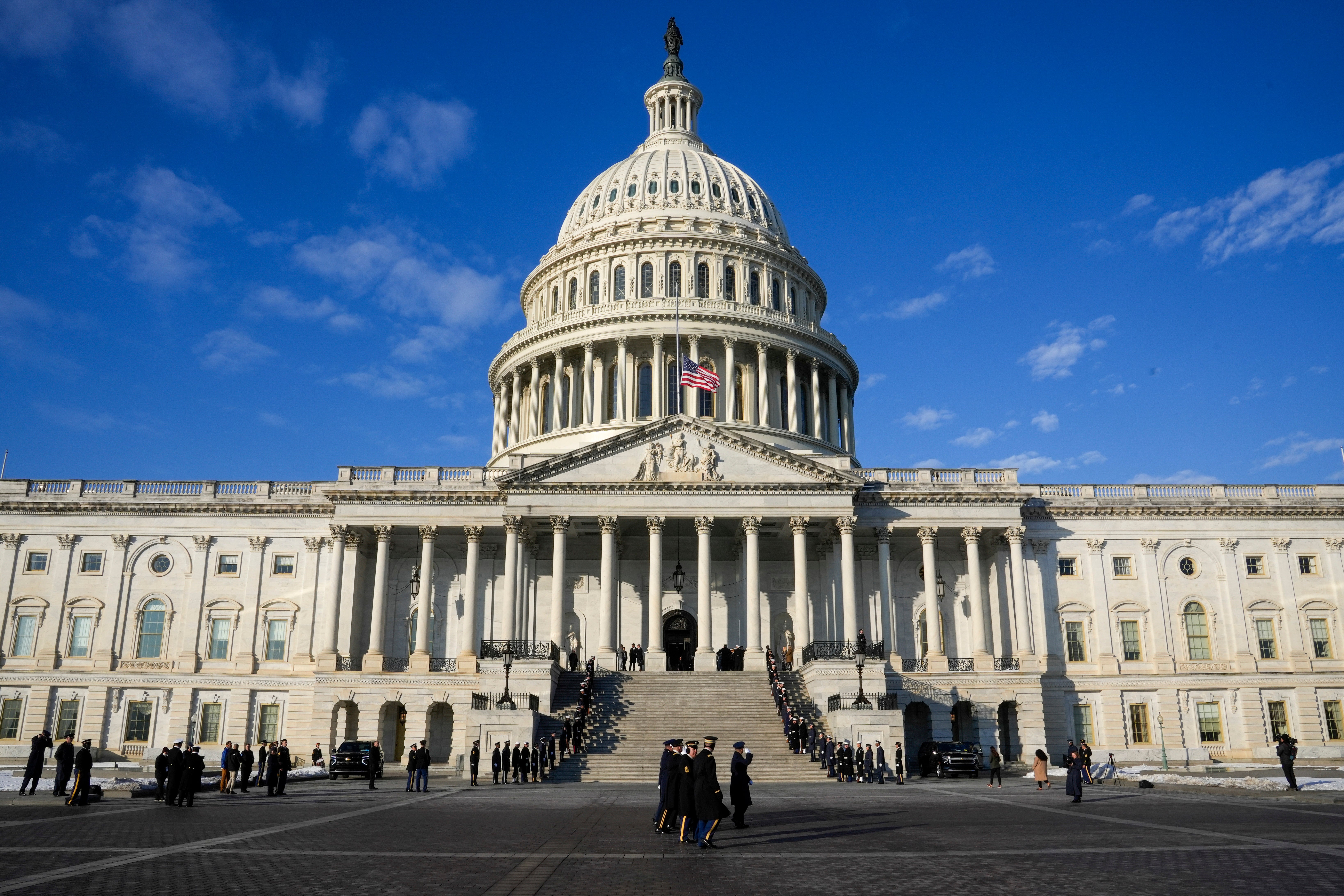 Miembros del ejército ensayan en el Capitolio de EE. UU. para la segunda toma de posesión de Trump, prevista para el 20 de enero de 2025