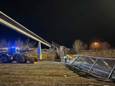 Valla y techo de puente peatonal en Anchorage se desploman debido a fuertes vientos