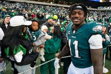 A.J. Brown, de los Eagles, lee libro inspirador en la banca durante victoria en playoffs