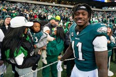 A.J. Brown, de los Eagles, lee libro inspirador en la banca durante victoria en playoffs