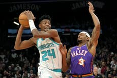 Booker anota 30 puntos y Durant 27 en remontada de los Suns 120-113 ante Hornets