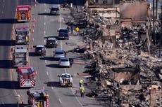 Los bomberos en Los Ángeles combaten el fuego y se preparan para más vientos intensos