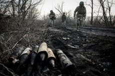 Fuerzas rusas rodean un bastión clave para cortar sus suministros, afirma un oficial ucraniano