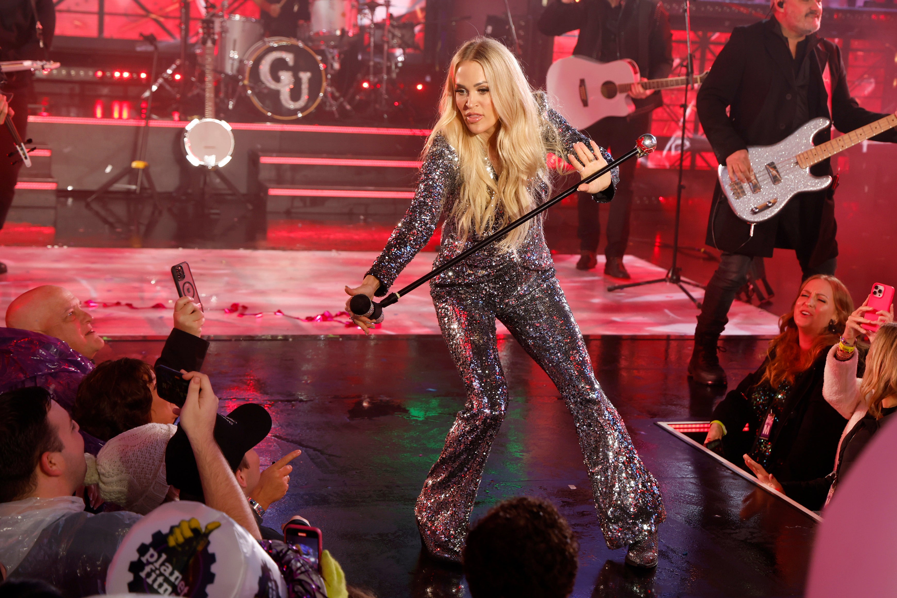 Carrie Underwood actúa en la celebración de la Nochevieja de 2025 en Times Square. La artista country cantará ‘America the Beautiful’ en la toma de posesión de Trump y Vance