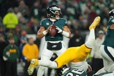 Eagles avanzan en los playoffs pese a modesto partido de Jalen Hurts