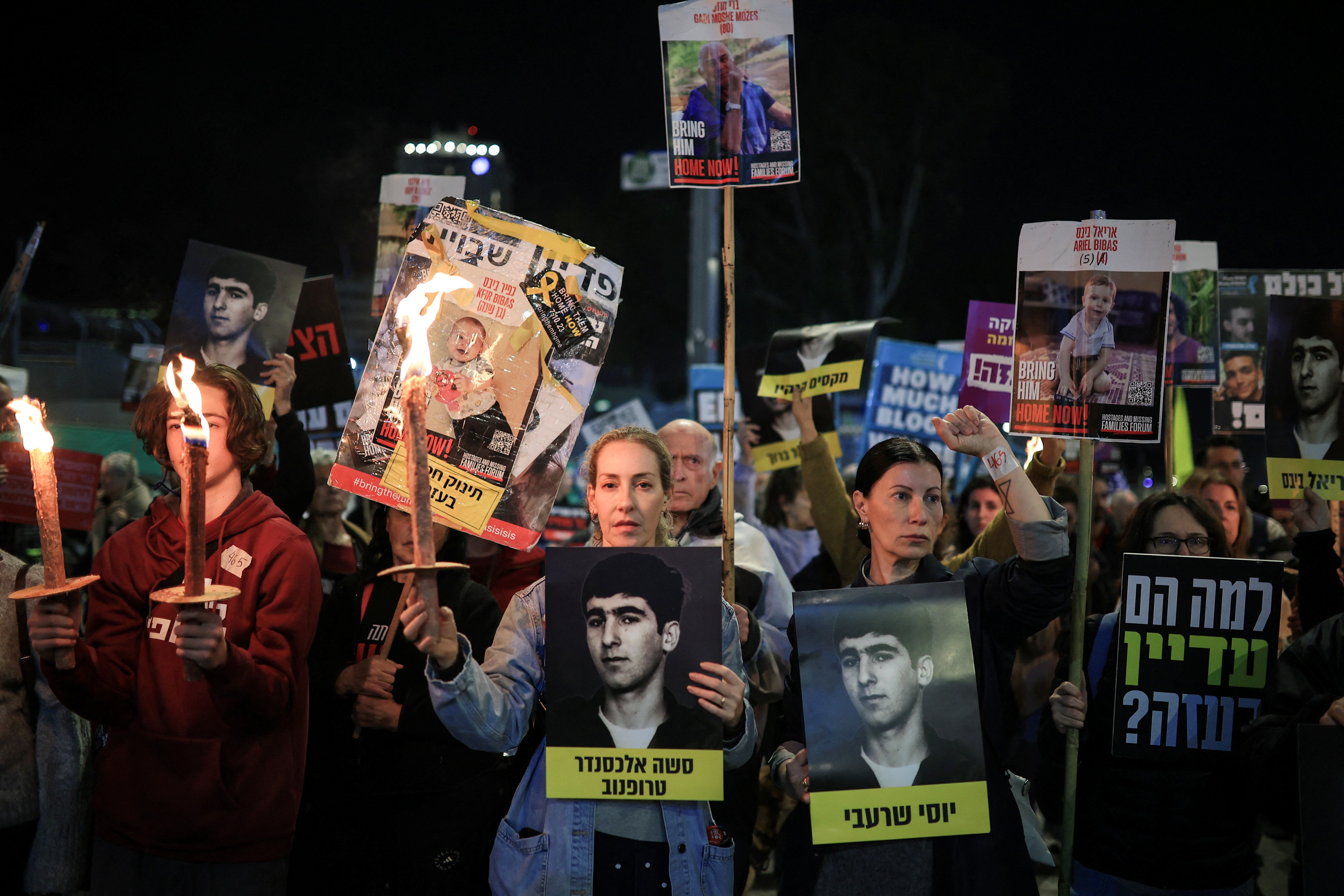 Manifestantes en Tel Aviv exigen un acuerdo que permita el cese de hostilidades y la liberación de los rehenes israelíes, secuestrados durante los mortíferos ataques perpetrados por Hamás el 7 de octubre de 2023