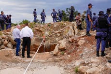 Rescatistas intentan salvar a sobrevivientes atrapados en una mina en Sudáfrica