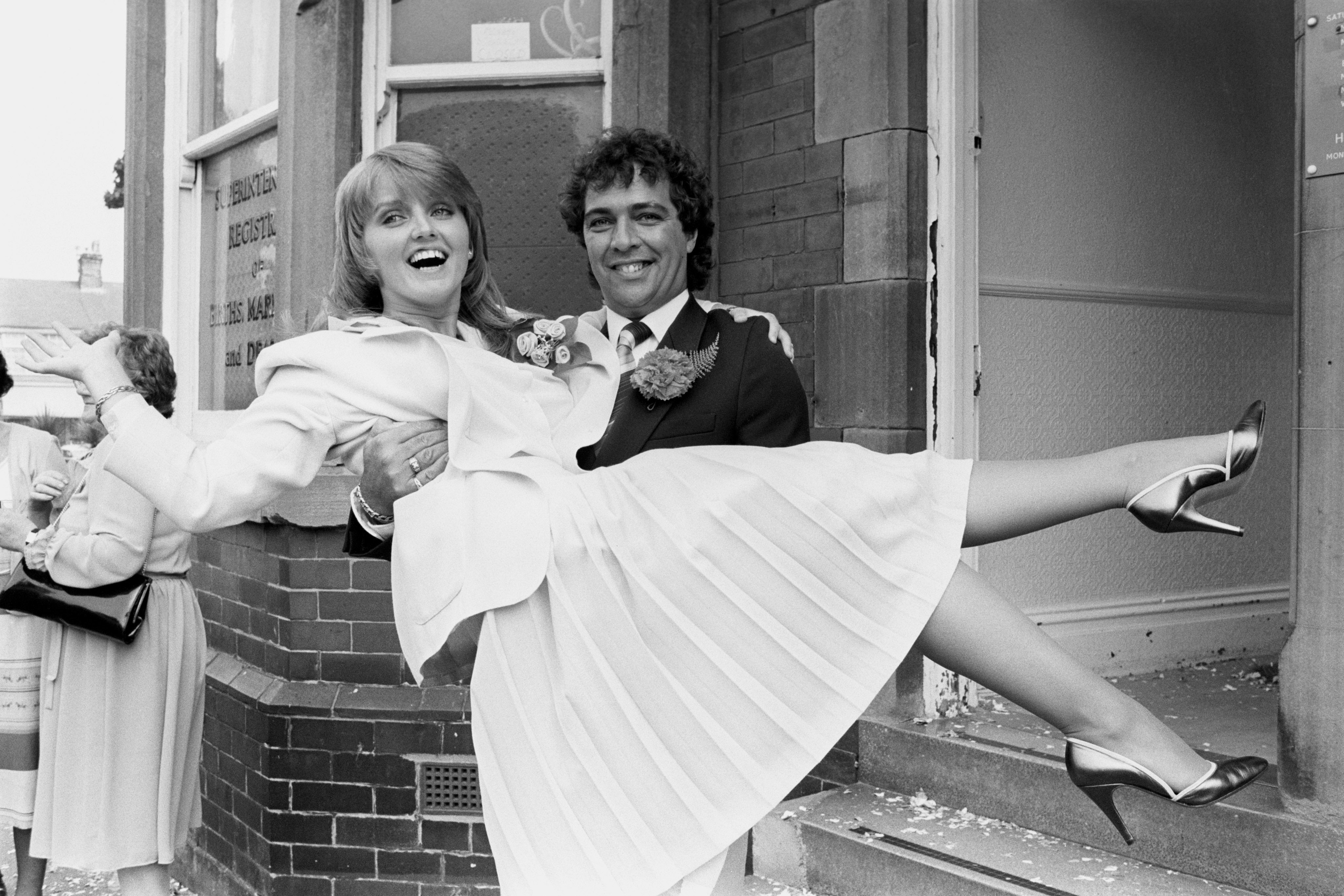 Linda Nolan en brazos de su marido Brian Hudson el día de su boda, 1981