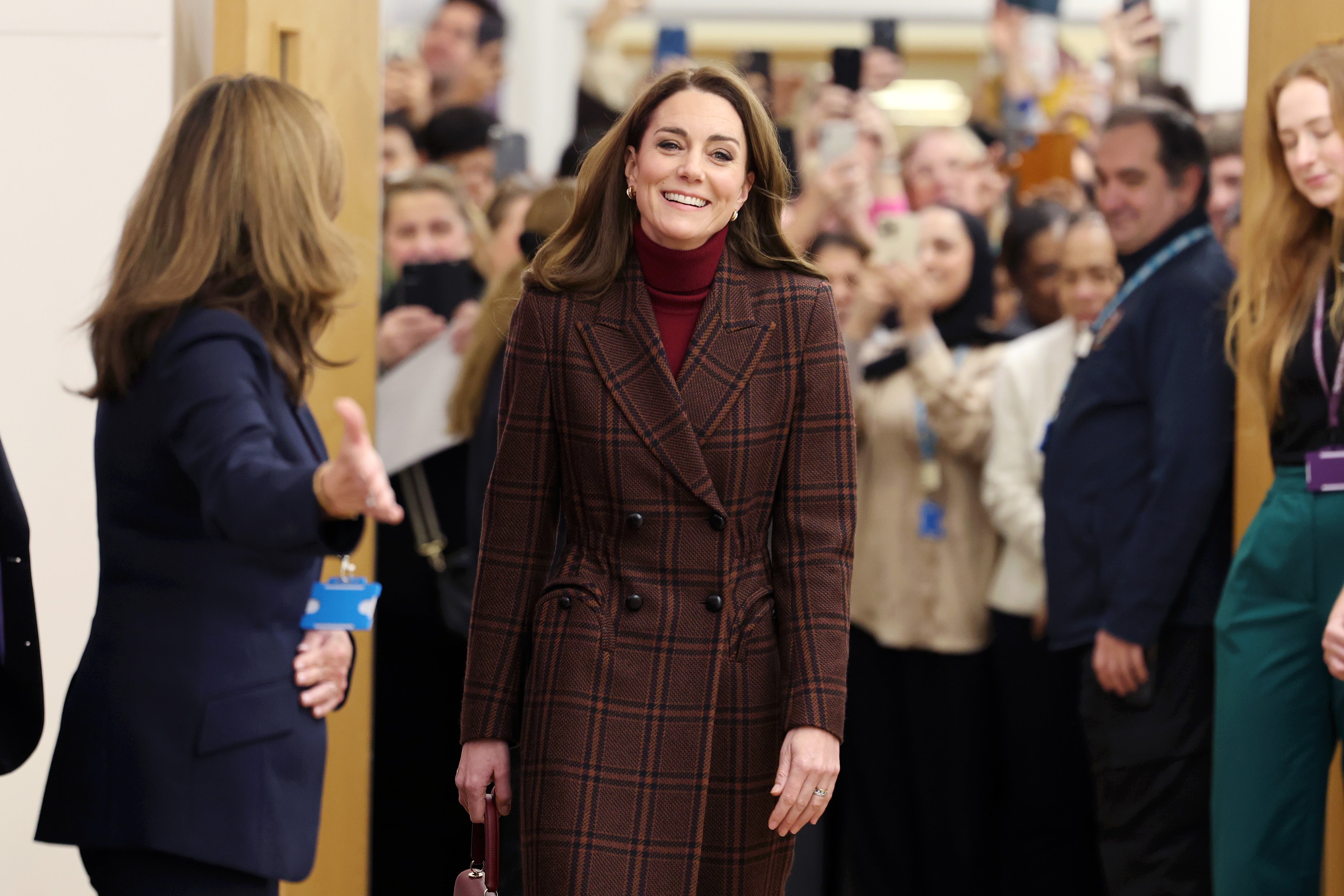 Kate paseando por el hospital donde fue tratada el año pasado