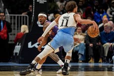 Young anota 43 puntos, su máxima cifra de la temporada, y Hawks superan 122-117 a Suns